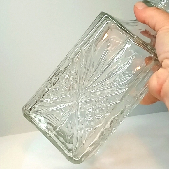 ☀️ vintage clear glass whiskey decanter with pressed glass design. No flaws - Picture 3 of 7